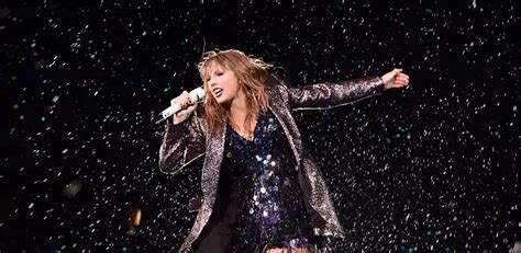 Taylor Swift Dances in the Rain and Shares Pride Month Message at Rep Tour, Chicago ...