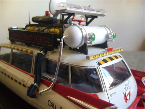 GHOSTBUSTERS Ecto-1A -- Plastic Model Car Kit -- 1/25 Scale -- #750 ...