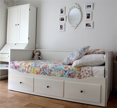 Ikea Hemnes Day bed and desk with Lecien 2010 fabric quilt cover. | Girl bedroom designs, Hemnes ...