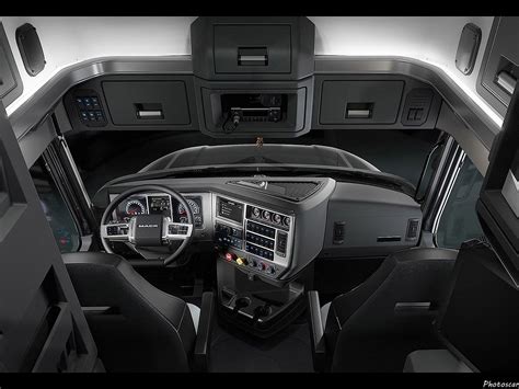 Mack Anthem 2018 – Un look audacieux qui améliore l’efficacité. | Semi trucks interior, Truck ...