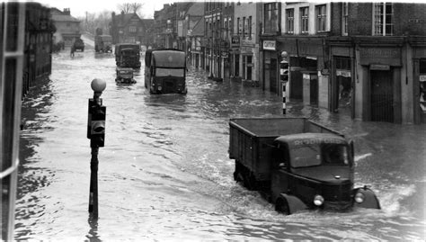 Flooding in St Neots High Street in 1947 @barrettsofstneots | Saint ...