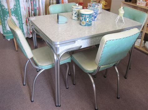 Mid Century Gray Cracked Ice Table and Chairs | fabfindsblog