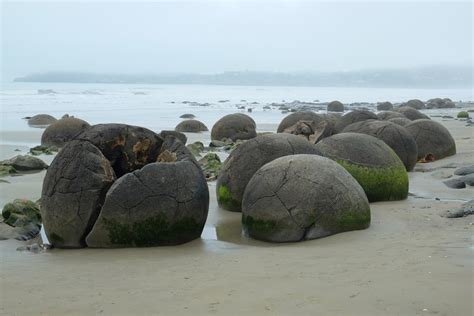 MOERAKI BOULDERS - Marina Abramovic Institute