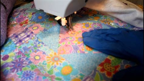 Machine stippling a quilt - YouTube