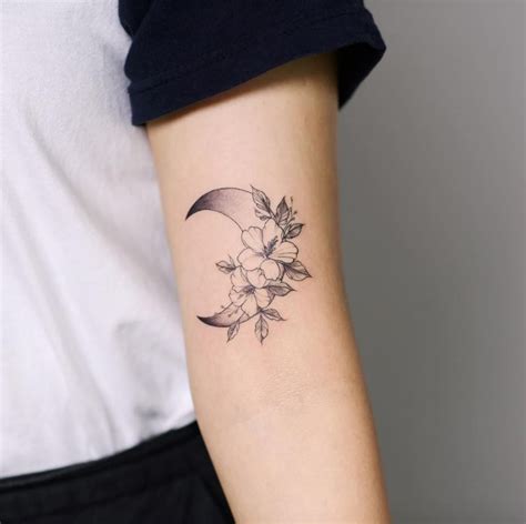 38 Elegant Moon Tattoo Designs For Women 2022 | Xuzinuo