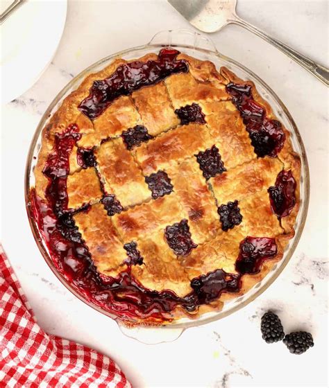 Easy Homemade Blackberry Pie | gritsandpinecones.com