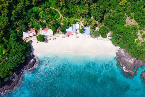 Pemandangan Laut Bali Dengan Ombak Besar Di Pantai Pasir Putih ...