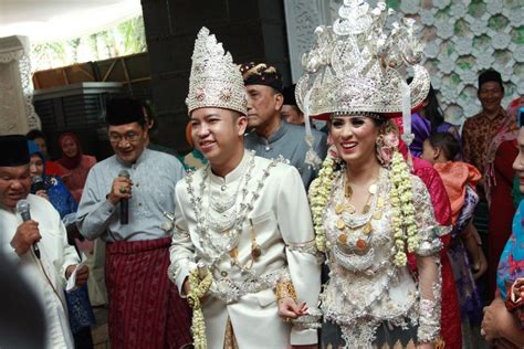 Pernikahan Adat Lampung Tantia dan Elno di Jakarta Wedding Costumes ...