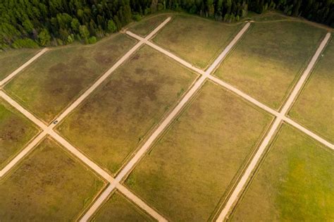 Corte de parcelas con cabañas costosas en otoño eliminadas de la parte superior | Foto Premium