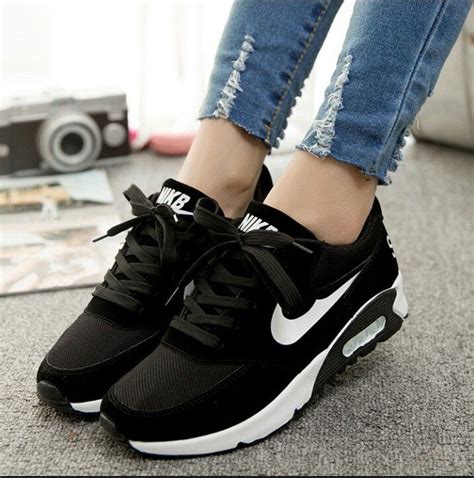 Pin by Poliana Freitas on ESTILO | Sneakers fashion, Running shoes fashion, Sport shoes women