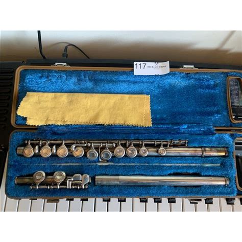 Yamaha YFL-24S Flute - Beck Auctions Inc.