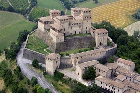 Castello di Torrechiara, veduta dall'alto | Italian castle, Castle ...