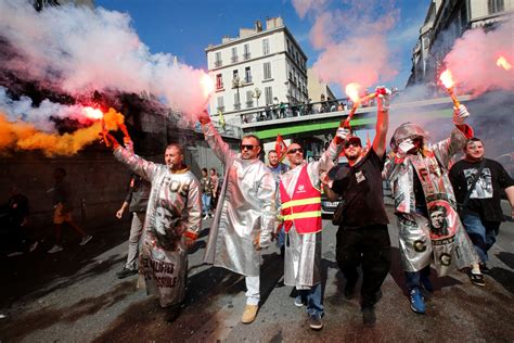 Macron Faces First Big Street Protests, a Challenge to His Labor Overhaul - The New York Times