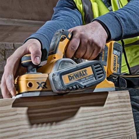 DeWalt DCP580 18V XR Cordless 2mm Brushless Planer 2 x 5.0Ah | Toolstation