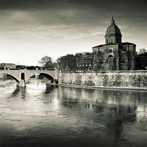 Tiber river, Rome, Italy photo on Sunsurfer