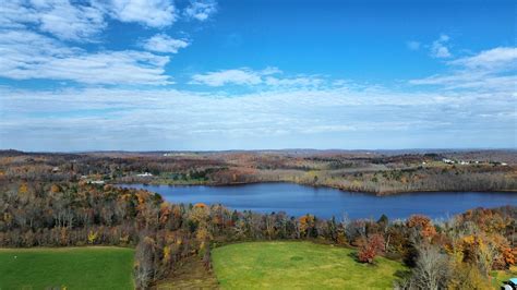 Lake in Countryside in Autumn · Free Stock Photo