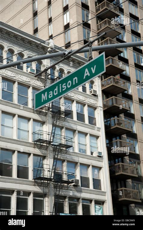 New york street sign madison avenue hi-res stock photography and images ...