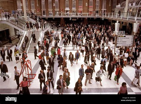 Concourse liverpool street station shops hi-res stock photography and images - Alamy