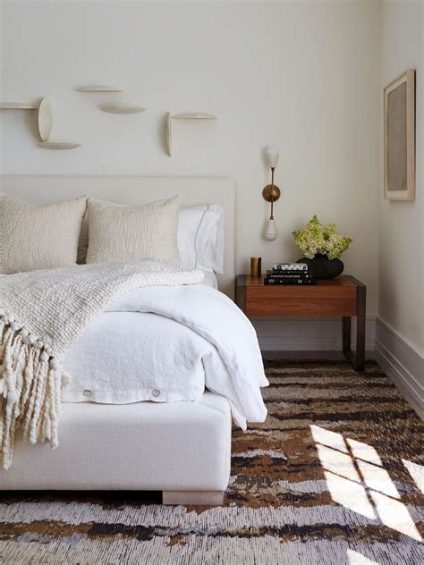 21 White Bedroom Ideas for a Serene Space | White wall bedroom, Off white bedrooms, All white ...