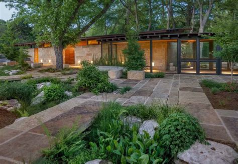 Texas Hill Country ranch home offers a water's edge retreat | One Kindesign