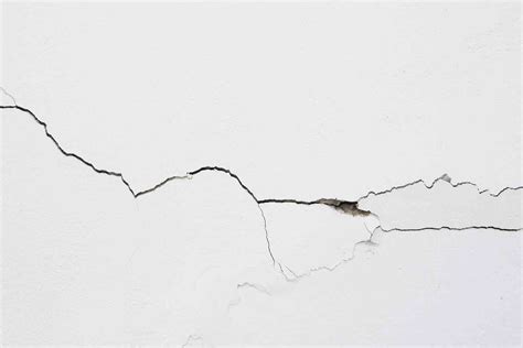 How to Fix Cracks in Plaster | Tips & Steps | Checkatrade