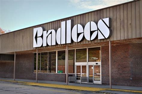 With the chain recently gaining social media buzz, remember Bradlees ...