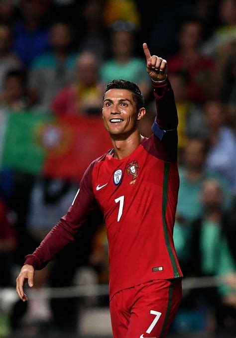 Ronaldo scores 3 in Portugal win, passes Pele