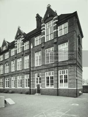 Ecclesbourne Primary School: exterior - London Picture Archive