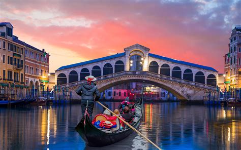 Sunset Gondola Ride in Venice | Private, Serenade Options