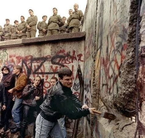 Tearing down the Berlin wall 1989 : OldSchoolCool