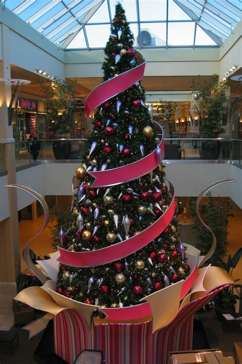 This Christmas tree in this shopping mall is created with tension ...