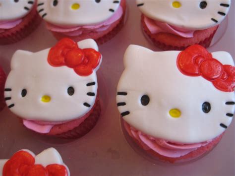 Pixie Crust: Hello Kitty Cupcakes- "Pink Velvet" Stuffed with White Chocolate Raspberry Cheesecake