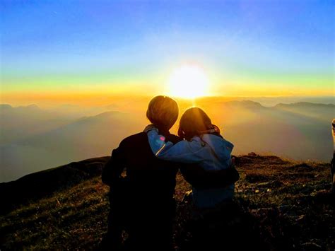 De zonsondergang aanschouwen vanaf een bergtop - Frederik Maesen