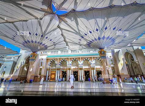 Madinah mosque hi-res stock photography and images - Alamy