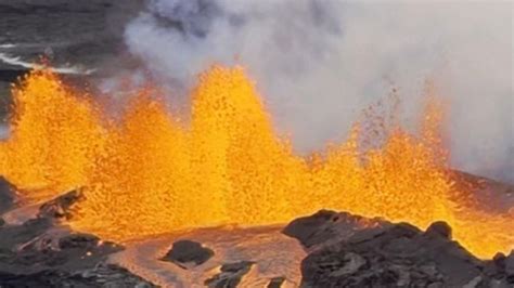 Mauna Loa eruption: Lava fountains from Hawaii volcano eruption ...