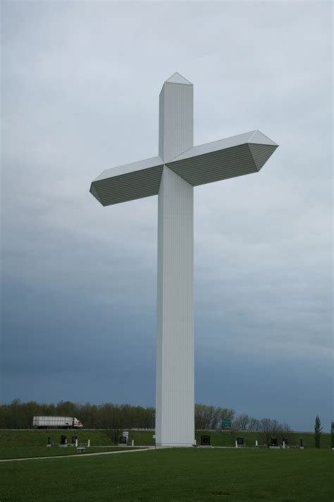 File:Effingham cross.jpg - Wikimedia Commons