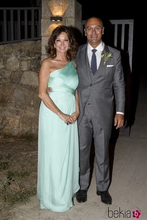 Ana Rosa Quintana con Juan Muñoz en la boda de su hijo Álvaro Rojo con ...