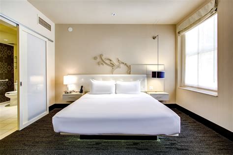 W Chicago City Center Hotel – Chicago, IL, USA – Fabulous Guest Room King – TRAVOH