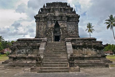 MENDUT TEMPLE A Throne for The Giant Buddha StatueBorobudur, Magelang ...