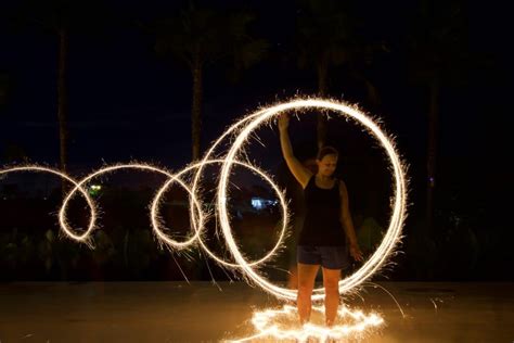 HOW TO PHOTOGRAPH SPARKLERS LIKE A PRO