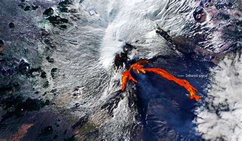 L’eruzione dell’Etna vista dallo spazio: lo spettacolare scatto dell’ESA