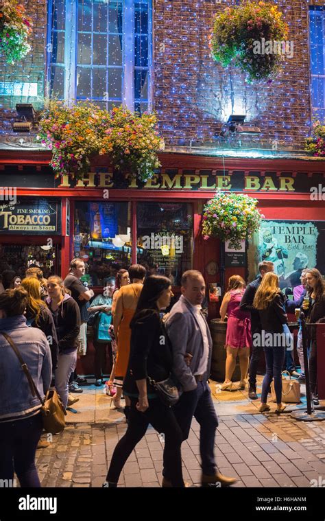 Nightlife temple bar dublin hi-res stock photography and images - Alamy