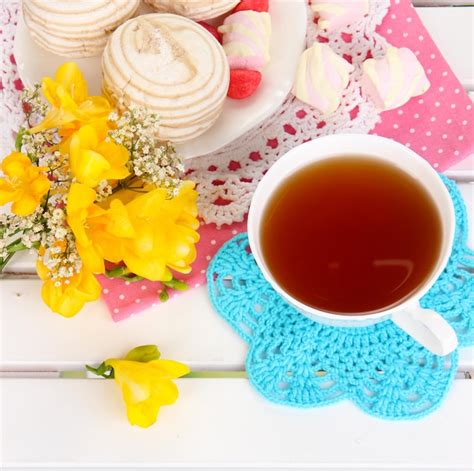 Premium Photo | Beautiful composition with cup of tea and marshmallow on wooden picnic table closeup