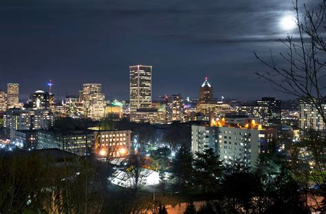 Portland, Oregon at night | City skyline night, Oregon city, Portland oregon city