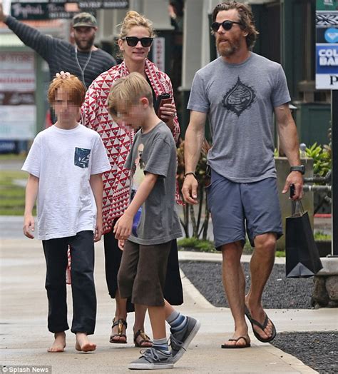 Julia Roberts goes make-up free during family time in Hawaii | Daily Mail Online