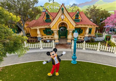 PHOTOS: Inside Mickey Mouse's Toontown House at Disneyland ...