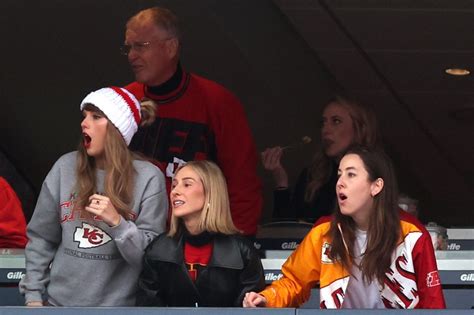 Who Was Taylor Swift Sitting With At The Chiefs-Patriots Game?