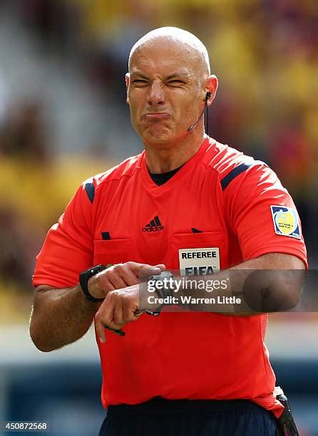 Howard Webb Referee Photos and Premium High Res Pictures - Getty Images