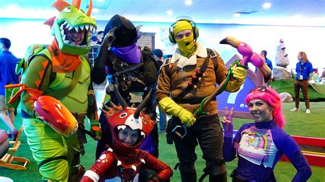 Fortnite Cosplay Features Some Cool Skins At PAX's Real-Life Lazy Links Mini-Golf Course - GameSpot