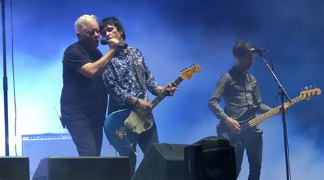 Electronic (Johnny Marr y Bernard Sumner) se reúnen en el escenario ...